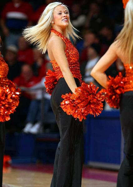 Ulusal Yüksekokul Atletler Birliği yani NCAA tarafından düzenlenen, Amerika'da Mart Çılgınlığı (March Madness) olarak bilinen Üniversitelerarası Basketbol Şampiyonası her zaman olduğu gibi yine Mart'ta başladı. NCAA'in düzenlediği ve ilki 1939'da yapılan turnuvada 65 üniversitenin basketbol takımı yer alıyor.  - Amerika'nın en çok takip edilen organizasyonlarından biri olan ve Mart'ta düzenlendiği için "Mart Çılgınlığı" adını alan, kaybedenin elendiği bir sistemle düzenlenen turnuvada, son dört takım kaldığında başlayan Son Dörtlü yani Final Four Amerika'da adeta hayatı durduruyor.  - En son Kansas Jayhawks'ın kazandığı turnuvayı, UCLA Bruins 11 kez ile en çok kazanan ekip. Amerika'da üç televizyon kanalı tarafından yayınlanan maçların en çok ilgi çeken unsurlarından biri de her takımın kendi cheerleader ekipleri tarafından düzenlenen birbirinden güzel şovları.