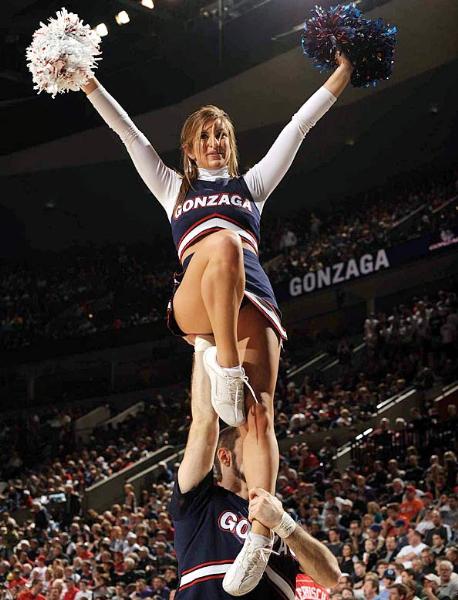 Ulusal Yüksekokul Atletler Birliği yani NCAA tarafından düzenlenen, Amerika'da Mart Çılgınlığı (March Madness) olarak bilinen Üniversitelerarası Basketbol Şampiyonası her zaman olduğu gibi yine Mart'ta başladı. NCAA'in düzenlediği ve ilki 1939'da yapılan turnuvada 65 üniversitenin basketbol takımı yer alıyor.  - Amerika'nın en çok takip edilen organizasyonlarından biri olan ve Mart'ta düzenlendiği için "Mart Çılgınlığı" adını alan, kaybedenin elendiği bir sistemle düzenlenen turnuvada, son dört takım kaldığında başlayan Son Dörtlü yani Final Four Amerika'da adeta hayatı durduruyor.  - En son Kansas Jayhawks'ın kazandığı turnuvayı, UCLA Bruins 11 kez ile en çok kazanan ekip. Amerika'da üç televizyon kanalı tarafından yayınlanan maçların en çok ilgi çeken unsurlarından biri de her takımın kendi cheerleader ekipleri tarafından düzenlenen birbirinden güzel şovları.