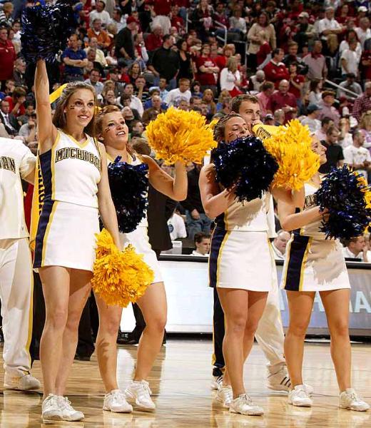 Ulusal Yüksekokul Atletler Birliği yani NCAA tarafından düzenlenen, Amerika'da Mart Çılgınlığı (March Madness) olarak bilinen Üniversitelerarası Basketbol Şampiyonası her zaman olduğu gibi yine Mart'ta başladı. NCAA'in düzenlediği ve ilki 1939'da yapılan turnuvada 65 üniversitenin basketbol takımı yer alıyor.  - Amerika'nın en çok takip edilen organizasyonlarından biri olan ve Mart'ta düzenlendiği için "Mart Çılgınlığı" adını alan, kaybedenin elendiği bir sistemle düzenlenen turnuvada, son dört takım kaldığında başlayan Son Dörtlü yani Final Four Amerika'da adeta hayatı durduruyor.  - En son Kansas Jayhawks'ın kazandığı turnuvayı, UCLA Bruins 11 kez ile en çok kazanan ekip. Amerika'da üç televizyon kanalı tarafından yayınlanan maçların en çok ilgi çeken unsurlarından biri de her takımın kendi cheerleader ekipleri tarafından düzenlenen birbirinden güzel şovları.