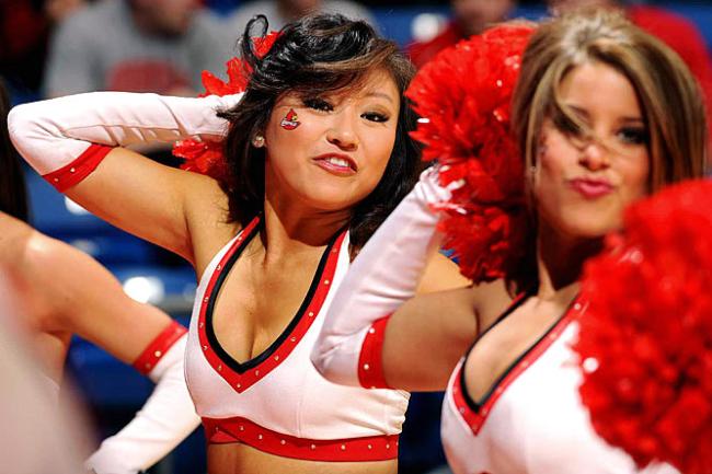 Ulusal Yüksekokul Atletler Birliği yani NCAA tarafından düzenlenen, Amerika'da Mart Çılgınlığı (March Madness) olarak bilinen Üniversitelerarası Basketbol Şampiyonası her zaman olduğu gibi yine Mart'ta başladı. NCAA'in düzenlediği ve ilki 1939'da yapılan turnuvada 65 üniversitenin basketbol takımı yer alıyor.  - Amerika'nın en çok takip edilen organizasyonlarından biri olan ve Mart'ta düzenlendiği için "Mart Çılgınlığı" adını alan, kaybedenin elendiği bir sistemle düzenlenen turnuvada, son dört takım kaldığında başlayan Son Dörtlü yani Final Four Amerika'da adeta hayatı durduruyor.  - En son Kansas Jayhawks'ın kazandığı turnuvayı, UCLA Bruins 11 kez ile en çok kazanan ekip. Amerika'da üç televizyon kanalı tarafından yayınlanan maçların en çok ilgi çeken unsurlarından biri de her takımın kendi cheerleader ekipleri tarafından düzenlenen birbirinden güzel şovları.