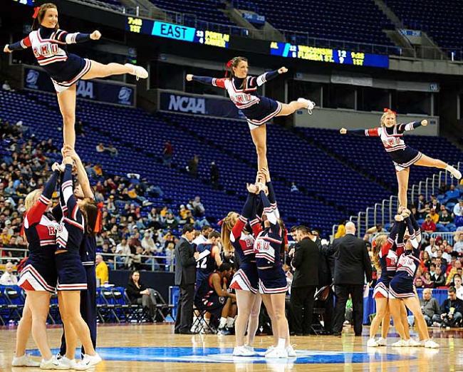 Ulusal Yüksekokul Atletler Birliği yani NCAA tarafından düzenlenen, Amerika'da Mart Çılgınlığı (March Madness) olarak bilinen Üniversitelerarası Basketbol Şampiyonası her zaman olduğu gibi yine Mart'ta başladı. NCAA'in düzenlediği ve ilki 1939'da yapılan turnuvada 65 üniversitenin basketbol takımı yer alıyor.  - Amerika'nın en çok takip edilen organizasyonlarından biri olan ve Mart'ta düzenlendiği için "Mart Çılgınlığı" adını alan, kaybedenin elendiği bir sistemle düzenlenen turnuvada, son dört takım kaldığında başlayan Son Dörtlü yani Final Four Amerika'da adeta hayatı durduruyor.  - En son Kansas Jayhawks'ın kazandığı turnuvayı, UCLA Bruins 11 kez ile en çok kazanan ekip. Amerika'da üç televizyon kanalı tarafından yayınlanan maçların en çok ilgi çeken unsurlarından biri de her takımın kendi cheerleader ekipleri tarafından düzenlenen birbirinden güzel şovları.