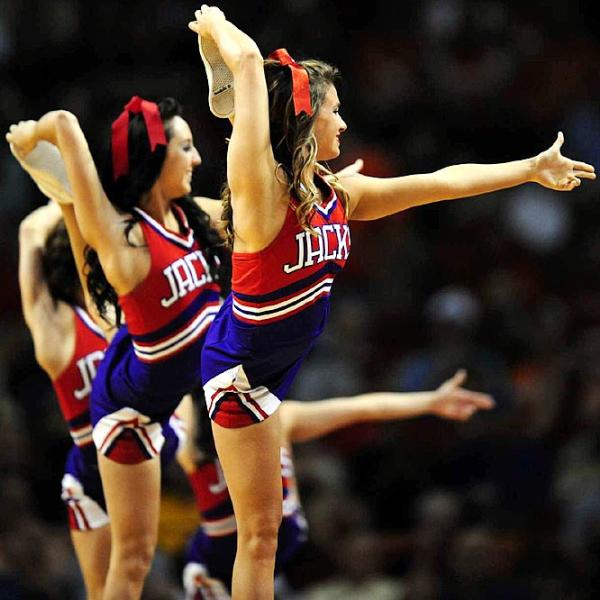 Ulusal Yüksekokul Atletler Birliği yani NCAA tarafından düzenlenen, Amerika'da Mart Çılgınlığı (March Madness) olarak bilinen Üniversitelerarası Basketbol Şampiyonası her zaman olduğu gibi yine Mart'ta başladı. NCAA'in düzenlediği ve ilki 1939'da yapılan turnuvada 65 üniversitenin basketbol takımı yer alıyor.  - Amerika'nın en çok takip edilen organizasyonlarından biri olan ve Mart'ta düzenlendiği için "Mart Çılgınlığı" adını alan, kaybedenin elendiği bir sistemle düzenlenen turnuvada, son dört takım kaldığında başlayan Son Dörtlü yani Final Four Amerika'da adeta hayatı durduruyor.  - En son Kansas Jayhawks'ın kazandığı turnuvayı, UCLA Bruins 11 kez ile en çok kazanan ekip. Amerika'da üç televizyon kanalı tarafından yayınlanan maçların en çok ilgi çeken unsurlarından biri de her takımın kendi cheerleader ekipleri tarafından düzenlenen birbirinden güzel şovları.