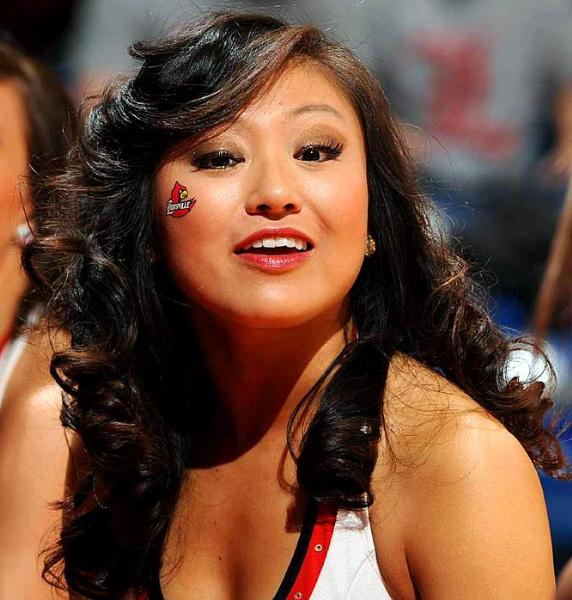 Ulusal Yüksekokul Atletler Birliği yani NCAA tarafından düzenlenen, Amerika'da Mart Çılgınlığı (March Madness) olarak bilinen Üniversitelerarası Basketbol Şampiyonası her zaman olduğu gibi yine Mart'ta başladı. NCAA'in düzenlediği ve ilki 1939'da yapılan turnuvada 65 üniversitenin basketbol takımı yer alıyor.  - Amerika'nın en çok takip edilen organizasyonlarından biri olan ve Mart'ta düzenlendiği için "Mart Çılgınlığı" adını alan, kaybedenin elendiği bir sistemle düzenlenen turnuvada, son dört takım kaldığında başlayan Son Dörtlü yani Final Four Amerika'da adeta hayatı durduruyor.  - En son Kansas Jayhawks'ın kazandığı turnuvayı, UCLA Bruins 11 kez ile en çok kazanan ekip. Amerika'da üç televizyon kanalı tarafından yayınlanan maçların en çok ilgi çeken unsurlarından biri de her takımın kendi cheerleader ekipleri tarafından düzenlenen birbirinden güzel şovları.