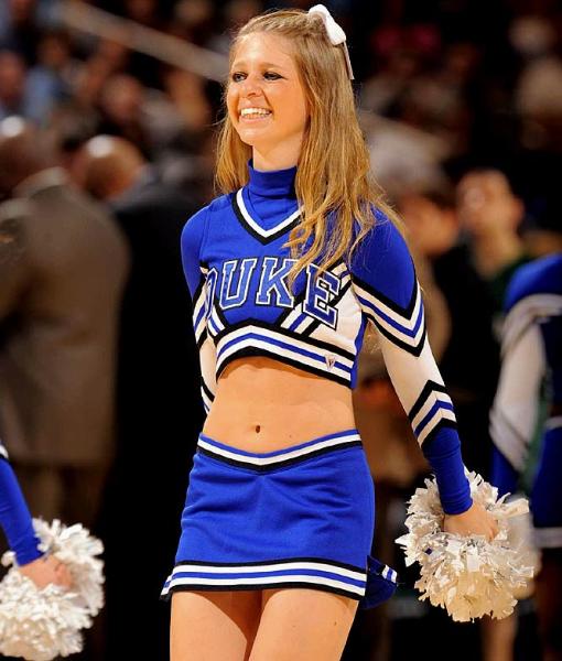 Ulusal Yüksekokul Atletler Birliği yani NCAA tarafından düzenlenen, Amerika'da Mart Çılgınlığı (March Madness) olarak bilinen Üniversitelerarası Basketbol Şampiyonası her zaman olduğu gibi yine Mart'ta başladı. NCAA'in düzenlediği ve ilki 1939'da yapılan turnuvada 65 üniversitenin basketbol takımı yer alıyor.  - Amerika'nın en çok takip edilen organizasyonlarından biri olan ve Mart'ta düzenlendiği için "Mart Çılgınlığı" adını alan, kaybedenin elendiği bir sistemle düzenlenen turnuvada, son dört takım kaldığında başlayan Son Dörtlü yani Final Four Amerika'da adeta hayatı durduruyor.  - En son Kansas Jayhawks'ın kazandığı turnuvayı, UCLA Bruins 11 kez ile en çok kazanan ekip. Amerika'da üç televizyon kanalı tarafından yayınlanan maçların en çok ilgi çeken unsurlarından biri de her takımın kendi cheerleader ekipleri tarafından düzenlenen birbirinden güzel şovları.