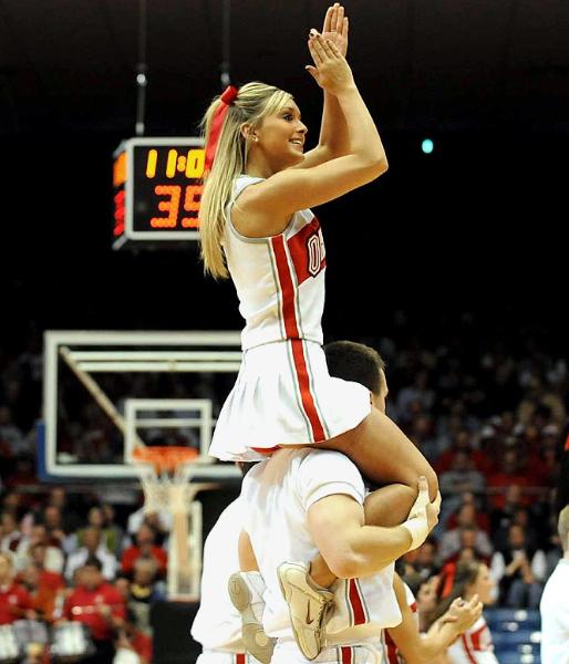 Ulusal Yüksekokul Atletler Birliği yani NCAA tarafından düzenlenen, Amerika'da Mart Çılgınlığı (March Madness) olarak bilinen Üniversitelerarası Basketbol Şampiyonası her zaman olduğu gibi yine Mart'ta başladı. NCAA'in düzenlediği ve ilki 1939'da yapılan turnuvada 65 üniversitenin basketbol takımı yer alıyor.  - Amerika'nın en çok takip edilen organizasyonlarından biri olan ve Mart'ta düzenlendiği için "Mart Çılgınlığı" adını alan, kaybedenin elendiği bir sistemle düzenlenen turnuvada, son dört takım kaldığında başlayan Son Dörtlü yani Final Four Amerika'da adeta hayatı durduruyor.  - En son Kansas Jayhawks'ın kazandığı turnuvayı, UCLA Bruins 11 kez ile en çok kazanan ekip. Amerika'da üç televizyon kanalı tarafından yayınlanan maçların en çok ilgi çeken unsurlarından biri de her takımın kendi cheerleader ekipleri tarafından düzenlenen birbirinden güzel şovları.