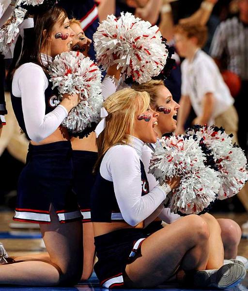 Ulusal Yüksekokul Atletler Birliği yani NCAA tarafından düzenlenen, Amerika'da Mart Çılgınlığı (March Madness) olarak bilinen Üniversitelerarası Basketbol Şampiyonası her zaman olduğu gibi yine Mart'ta başladı. NCAA'in düzenlediği ve ilki 1939'da yapılan turnuvada 65 üniversitenin basketbol takımı yer alıyor.  - Amerika'nın en çok takip edilen organizasyonlarından biri olan ve Mart'ta düzenlendiği için "Mart Çılgınlığı" adını alan, kaybedenin elendiği bir sistemle düzenlenen turnuvada, son dört takım kaldığında başlayan Son Dörtlü yani Final Four Amerika'da adeta hayatı durduruyor.  - En son Kansas Jayhawks'ın kazandığı turnuvayı, UCLA Bruins 11 kez ile en çok kazanan ekip. Amerika'da üç televizyon kanalı tarafından yayınlanan maçların en çok ilgi çeken unsurlarından biri de her takımın kendi cheerleader ekipleri tarafından düzenlenen birbirinden güzel şovları.