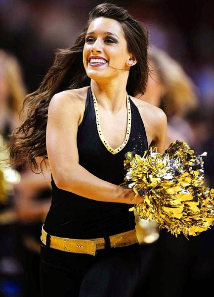 Ulusal Yüksekokul Atletler Birliği yani NCAA tarafından düzenlenen, Amerika'da Mart Çılgınlığı (March Madness) olarak bilinen Üniversitelerarası Basketbol Şampiyonası her zaman olduğu gibi yine Mart'ta başladı. NCAA'in düzenlediği ve ilki 1939'da yapılan turnuvada 65 üniversitenin basketbol takımı yer alıyor.  - Amerika'nın en çok takip edilen organizasyonlarından biri olan ve Mart'ta düzenlendiği için "Mart Çılgınlığı" adını alan, kaybedenin elendiği bir sistemle düzenlenen turnuvada, son dört takım kaldığında başlayan Son Dörtlü yani Final Four Amerika'da adeta hayatı durduruyor.  - En son Kansas Jayhawks'ın kazandığı turnuvayı, UCLA Bruins 11 kez ile en çok kazanan ekip. Amerika'da üç televizyon kanalı tarafından yayınlanan maçların en çok ilgi çeken unsurlarından biri de her takımın kendi cheerleader ekipleri tarafından düzenlenen birbirinden güzel şovları.