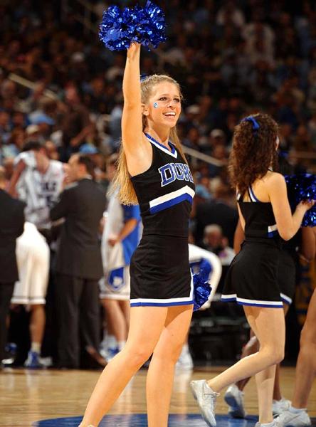 Ulusal Yüksekokul Atletler Birliği yani NCAA tarafından düzenlenen, Amerika'da Mart Çılgınlığı (March Madness) olarak bilinen Üniversitelerarası Basketbol Şampiyonası her zaman olduğu gibi yine Mart'ta başladı. NCAA'in düzenlediği ve ilki 1939'da yapılan turnuvada 65 üniversitenin basketbol takımı yer alıyor.  - Amerika'nın en çok takip edilen organizasyonlarından biri olan ve Mart'ta düzenlendiği için "Mart Çılgınlığı" adını alan, kaybedenin elendiği bir sistemle düzenlenen turnuvada, son dört takım kaldığında başlayan Son Dörtlü yani Final Four Amerika'da adeta hayatı durduruyor.  - En son Kansas Jayhawks'ın kazandığı turnuvayı, UCLA Bruins 11 kez ile en çok kazanan ekip. Amerika'da üç televizyon kanalı tarafından yayınlanan maçların en çok ilgi çeken unsurlarından biri de her takımın kendi cheerleader ekipleri tarafından düzenlenen birbirinden güzel şovları.