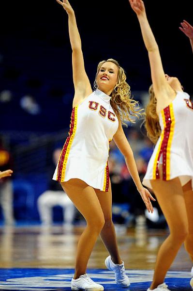 Ulusal Yüksekokul Atletler Birliği yani NCAA tarafından düzenlenen, Amerika'da Mart Çılgınlığı (March Madness) olarak bilinen Üniversitelerarası Basketbol Şampiyonası her zaman olduğu gibi yine Mart'ta başladı. NCAA'in düzenlediği ve ilki 1939'da yapılan turnuvada 65 üniversitenin basketbol takımı yer alıyor.  - Amerika'nın en çok takip edilen organizasyonlarından biri olan ve Mart'ta düzenlendiği için "Mart Çılgınlığı" adını alan, kaybedenin elendiği bir sistemle düzenlenen turnuvada, son dört takım kaldığında başlayan Son Dörtlü yani Final Four Amerika'da adeta hayatı durduruyor.  - En son Kansas Jayhawks'ın kazandığı turnuvayı, UCLA Bruins 11 kez ile en çok kazanan ekip. Amerika'da üç televizyon kanalı tarafından yayınlanan maçların en çok ilgi çeken unsurlarından biri de her takımın kendi cheerleader ekipleri tarafından düzenlenen birbirinden güzel şovları.