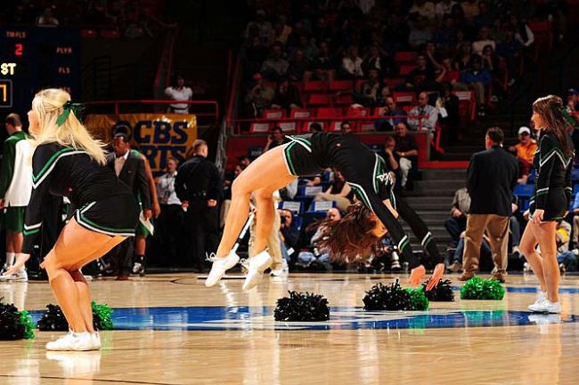 Ulusal Yüksekokul Atletler Birliği yani NCAA tarafından düzenlenen, Amerika'da Mart Çılgınlığı (March Madness) olarak bilinen Üniversitelerarası Basketbol Şampiyonası her zaman olduğu gibi yine Mart'ta başladı. NCAA'in düzenlediği ve ilki 1939'da yapılan turnuvada 65 üniversitenin basketbol takımı yer alıyor.  - Amerika'nın en çok takip edilen organizasyonlarından biri olan ve Mart'ta düzenlendiği için "Mart Çılgınlığı" adını alan, kaybedenin elendiği bir sistemle düzenlenen turnuvada, son dört takım kaldığında başlayan Son Dörtlü yani Final Four Amerika'da adeta hayatı durduruyor.  - En son Kansas Jayhawks'ın kazandığı turnuvayı, UCLA Bruins 11 kez ile en çok kazanan ekip. Amerika'da üç televizyon kanalı tarafından yayınlanan maçların en çok ilgi çeken unsurlarından biri de her takımın kendi cheerleader ekipleri tarafından düzenlenen birbirinden güzel şovları.