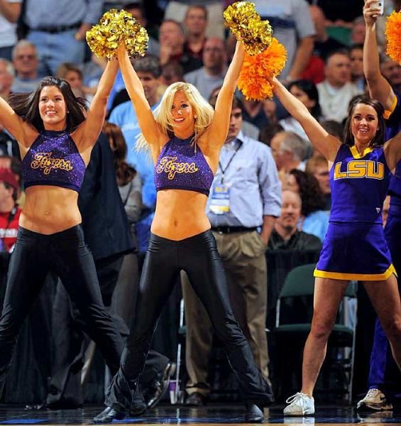 Ulusal Yüksekokul Atletler Birliği yani NCAA tarafından düzenlenen, Amerika'da Mart Çılgınlığı (March Madness) olarak bilinen Üniversitelerarası Basketbol Şampiyonası her zaman olduğu gibi yine Mart'ta başladı. NCAA'in düzenlediği ve ilki 1939'da yapılan turnuvada 65 üniversitenin basketbol takımı yer alıyor.  - Amerika'nın en çok takip edilen organizasyonlarından biri olan ve Mart'ta düzenlendiği için "Mart Çılgınlığı" adını alan, kaybedenin elendiği bir sistemle düzenlenen turnuvada, son dört takım kaldığında başlayan Son Dörtlü yani Final Four Amerika'da adeta hayatı durduruyor.  - En son Kansas Jayhawks'ın kazandığı turnuvayı, UCLA Bruins 11 kez ile en çok kazanan ekip. Amerika'da üç televizyon kanalı tarafından yayınlanan maçların en çok ilgi çeken unsurlarından biri de her takımın kendi cheerleader ekipleri tarafından düzenlenen birbirinden güzel şovları.