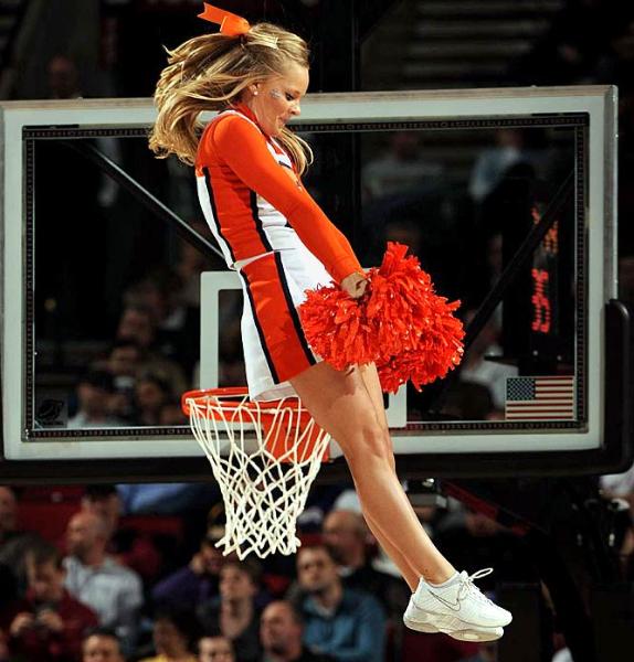 Ulusal Yüksekokul Atletler Birliği yani NCAA tarafından düzenlenen, Amerika'da Mart Çılgınlığı (March Madness) olarak bilinen Üniversitelerarası Basketbol Şampiyonası her zaman olduğu gibi yine Mart'ta başladı. NCAA'in düzenlediği ve ilki 1939'da yapılan turnuvada 65 üniversitenin basketbol takımı yer alıyor.  - Amerika'nın en çok takip edilen organizasyonlarından biri olan ve Mart'ta düzenlendiği için "Mart Çılgınlığı" adını alan, kaybedenin elendiği bir sistemle düzenlenen turnuvada, son dört takım kaldığında başlayan Son Dörtlü yani Final Four Amerika'da adeta hayatı durduruyor.  - En son Kansas Jayhawks'ın kazandığı turnuvayı, UCLA Bruins 11 kez ile en çok kazanan ekip. Amerika'da üç televizyon kanalı tarafından yayınlanan maçların en çok ilgi çeken unsurlarından biri de her takımın kendi cheerleader ekipleri tarafından düzenlenen birbirinden güzel şovları.