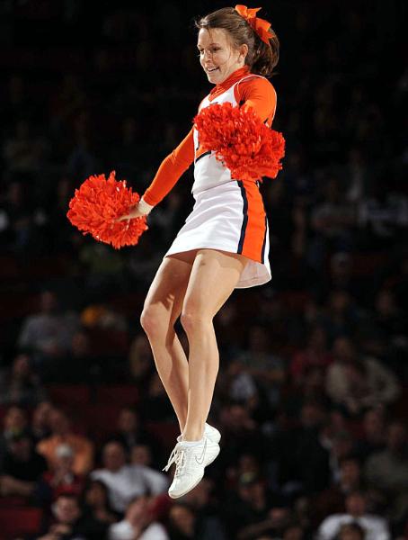 Ulusal Yüksekokul Atletler Birliği yani NCAA tarafından düzenlenen, Amerika'da Mart Çılgınlığı (March Madness) olarak bilinen Üniversitelerarası Basketbol Şampiyonası her zaman olduğu gibi yine Mart'ta başladı. NCAA'in düzenlediği ve ilki 1939'da yapılan turnuvada 65 üniversitenin basketbol takımı yer alıyor.  - Amerika'nın en çok takip edilen organizasyonlarından biri olan ve Mart'ta düzenlendiği için "Mart Çılgınlığı" adını alan, kaybedenin elendiği bir sistemle düzenlenen turnuvada, son dört takım kaldığında başlayan Son Dörtlü yani Final Four Amerika'da adeta hayatı durduruyor.  - En son Kansas Jayhawks'ın kazandığı turnuvayı, UCLA Bruins 11 kez ile en çok kazanan ekip. Amerika'da üç televizyon kanalı tarafından yayınlanan maçların en çok ilgi çeken unsurlarından biri de her takımın kendi cheerleader ekipleri tarafından düzenlenen birbirinden güzel şovları.