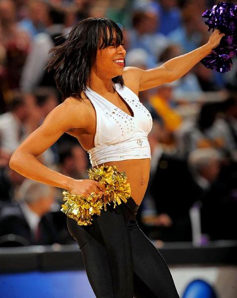 Ulusal Yüksekokul Atletler Birliği yani NCAA tarafından düzenlenen, Amerika'da Mart Çılgınlığı (March Madness) olarak bilinen Üniversitelerarası Basketbol Şampiyonası her zaman olduğu gibi yine Mart'ta başladı. NCAA'in düzenlediği ve ilki 1939'da yapılan turnuvada 65 üniversitenin basketbol takımı yer alıyor.  - Amerika'nın en çok takip edilen organizasyonlarından biri olan ve Mart'ta düzenlendiği için "Mart Çılgınlığı" adını alan, kaybedenin elendiği bir sistemle düzenlenen turnuvada, son dört takım kaldığında başlayan Son Dörtlü yani Final Four Amerika'da adeta hayatı durduruyor.  - En son Kansas Jayhawks'ın kazandığı turnuvayı, UCLA Bruins 11 kez ile en çok kazanan ekip. Amerika'da üç televizyon kanalı tarafından yayınlanan maçların en çok ilgi çeken unsurlarından biri de her takımın kendi cheerleader ekipleri tarafından düzenlenen birbirinden güzel şovları.