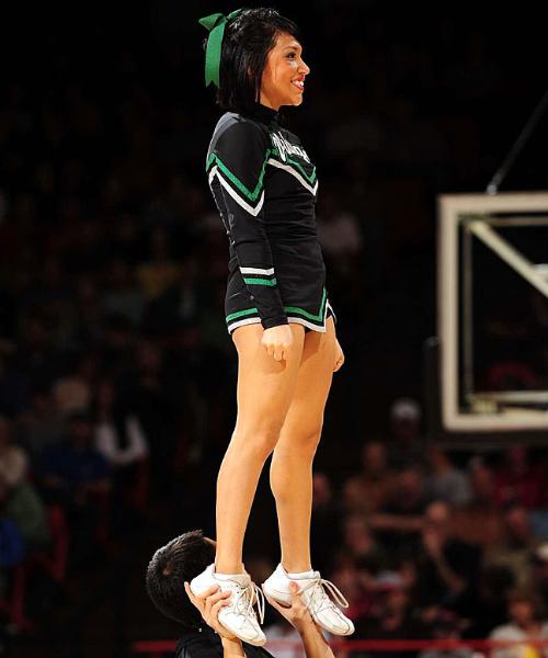 Ulusal Yüksekokul Atletler Birliği yani NCAA tarafından düzenlenen, Amerika'da Mart Çılgınlığı (March Madness) olarak bilinen Üniversitelerarası Basketbol Şampiyonası her zaman olduğu gibi yine Mart'ta başladı. NCAA'in düzenlediği ve ilki 1939'da yapılan turnuvada 65 üniversitenin basketbol takımı yer alıyor.  - Amerika'nın en çok takip edilen organizasyonlarından biri olan ve Mart'ta düzenlendiği için "Mart Çılgınlığı" adını alan, kaybedenin elendiği bir sistemle düzenlenen turnuvada, son dört takım kaldığında başlayan Son Dörtlü yani Final Four Amerika'da adeta hayatı durduruyor.  - En son Kansas Jayhawks'ın kazandığı turnuvayı, UCLA Bruins 11 kez ile en çok kazanan ekip. Amerika'da üç televizyon kanalı tarafından yayınlanan maçların en çok ilgi çeken unsurlarından biri de her takımın kendi cheerleader ekipleri tarafından düzenlenen birbirinden güzel şovları.