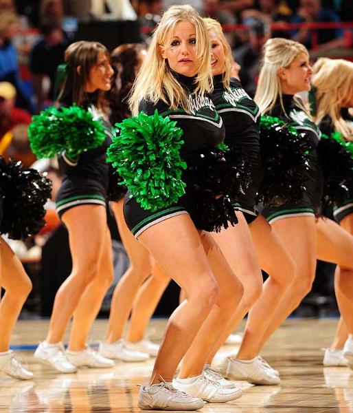 Ulusal Yüksekokul Atletler Birliği yani NCAA tarafından düzenlenen, Amerika'da Mart Çılgınlığı (March Madness) olarak bilinen Üniversitelerarası Basketbol Şampiyonası her zaman olduğu gibi yine Mart'ta başladı. NCAA'in düzenlediği ve ilki 1939'da yapılan turnuvada 65 üniversitenin basketbol takımı yer alıyor.  - Amerika'nın en çok takip edilen organizasyonlarından biri olan ve Mart'ta düzenlendiği için "Mart Çılgınlığı" adını alan, kaybedenin elendiği bir sistemle düzenlenen turnuvada, son dört takım kaldığında başlayan Son Dörtlü yani Final Four Amerika'da adeta hayatı durduruyor.  - En son Kansas Jayhawks'ın kazandığı turnuvayı, UCLA Bruins 11 kez ile en çok kazanan ekip. Amerika'da üç televizyon kanalı tarafından yayınlanan maçların en çok ilgi çeken unsurlarından biri de her takımın kendi cheerleader ekipleri tarafından düzenlenen birbirinden güzel şovları.