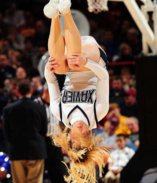 Ulusal Yüksekokul Atletler Birliği yani NCAA tarafından düzenlenen, Amerika'da Mart Çılgınlığı (March Madness) olarak bilinen Üniversitelerarası Basketbol Şampiyonası her zaman olduğu gibi yine Mart'ta başladı. NCAA'in düzenlediği ve ilki 1939'da yapılan turnuvada 65 üniversitenin basketbol takımı yer alıyor.  - Amerika'nın en çok takip edilen organizasyonlarından biri olan ve Mart'ta düzenlendiği için "Mart Çılgınlığı" adını alan, kaybedenin elendiği bir sistemle düzenlenen turnuvada, son dört takım kaldığında başlayan Son Dörtlü yani Final Four Amerika'da adeta hayatı durduruyor.  - En son Kansas Jayhawks'ın kazandığı turnuvayı, UCLA Bruins 11 kez ile en çok kazanan ekip. Amerika'da üç televizyon kanalı tarafından yayınlanan maçların en çok ilgi çeken unsurlarından biri de her takımın kendi cheerleader ekipleri tarafından düzenlenen birbirinden güzel şovları.