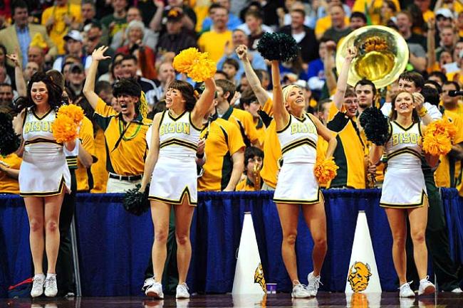 Ulusal Yüksekokul Atletler Birliği yani NCAA tarafından düzenlenen, Amerika'da Mart Çılgınlığı (March Madness) olarak bilinen Üniversitelerarası Basketbol Şampiyonası her zaman olduğu gibi yine Mart'ta başladı. NCAA'in düzenlediği ve ilki 1939'da yapılan turnuvada 65 üniversitenin basketbol takımı yer alıyor.  - Amerika'nın en çok takip edilen organizasyonlarından biri olan ve Mart'ta düzenlendiği için "Mart Çılgınlığı" adını alan, kaybedenin elendiği bir sistemle düzenlenen turnuvada, son dört takım kaldığında başlayan Son Dörtlü yani Final Four Amerika'da adeta hayatı durduruyor.  - En son Kansas Jayhawks'ın kazandığı turnuvayı, UCLA Bruins 11 kez ile en çok kazanan ekip. Amerika'da üç televizyon kanalı tarafından yayınlanan maçların en çok ilgi çeken unsurlarından biri de her takımın kendi cheerleader ekipleri tarafından düzenlenen birbirinden güzel şovları.