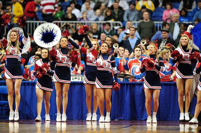 Ulusal Yüksekokul Atletler Birliği yani NCAA tarafından düzenlenen, Amerika'da Mart Çılgınlığı (March Madness) olarak bilinen Üniversitelerarası Basketbol Şampiyonası her zaman olduğu gibi yine Mart'ta başladı. NCAA'in düzenlediği ve ilki 1939'da yapılan turnuvada 65 üniversitenin basketbol takımı yer alıyor.  - Amerika'nın en çok takip edilen organizasyonlarından biri olan ve Mart'ta düzenlendiği için "Mart Çılgınlığı" adını alan, kaybedenin elendiği bir sistemle düzenlenen turnuvada, son dört takım kaldığında başlayan Son Dörtlü yani Final Four Amerika'da adeta hayatı durduruyor.  - En son Kansas Jayhawks'ın kazandığı turnuvayı, UCLA Bruins 11 kez ile en çok kazanan ekip. Amerika'da üç televizyon kanalı tarafından yayınlanan maçların en çok ilgi çeken unsurlarından biri de her takımın kendi cheerleader ekipleri tarafından düzenlenen birbirinden güzel şovları.