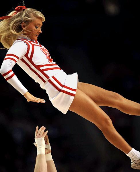 Ulusal Yüksekokul Atletler Birliği yani NCAA tarafından düzenlenen, Amerika'da Mart Çılgınlığı (March Madness) olarak bilinen Üniversitelerarası Basketbol Şampiyonası her zaman olduğu gibi yine Mart'ta başladı. NCAA'in düzenlediği ve ilki 1939'da yapılan turnuvada 65 üniversitenin basketbol takımı yer alıyor.  - Amerika'nın en çok takip edilen organizasyonlarından biri olan ve Mart'ta düzenlendiği için "Mart Çılgınlığı" adını alan, kaybedenin elendiği bir sistemle düzenlenen turnuvada, son dört takım kaldığında başlayan Son Dörtlü yani Final Four Amerika'da adeta hayatı durduruyor.  - En son Kansas Jayhawks'ın kazandığı turnuvayı, UCLA Bruins 11 kez ile en çok kazanan ekip. Amerika'da üç televizyon kanalı tarafından yayınlanan maçların en çok ilgi çeken unsurlarından biri de her takımın kendi cheerleader ekipleri tarafından düzenlenen birbirinden güzel şovları.