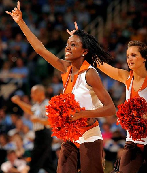 Ulusal Yüksekokul Atletler Birliği yani NCAA tarafından düzenlenen, Amerika'da Mart Çılgınlığı (March Madness) olarak bilinen Üniversitelerarası Basketbol Şampiyonası her zaman olduğu gibi yine Mart'ta başladı. NCAA'in düzenlediği ve ilki 1939'da yapılan turnuvada 65 üniversitenin basketbol takımı yer alıyor.  - Amerika'nın en çok takip edilen organizasyonlarından biri olan ve Mart'ta düzenlendiği için "Mart Çılgınlığı" adını alan, kaybedenin elendiği bir sistemle düzenlenen turnuvada, son dört takım kaldığında başlayan Son Dörtlü yani Final Four Amerika'da adeta hayatı durduruyor.  - En son Kansas Jayhawks'ın kazandığı turnuvayı, UCLA Bruins 11 kez ile en çok kazanan ekip. Amerika'da üç televizyon kanalı tarafından yayınlanan maçların en çok ilgi çeken unsurlarından biri de her takımın kendi cheerleader ekipleri tarafından düzenlenen birbirinden güzel şovları.