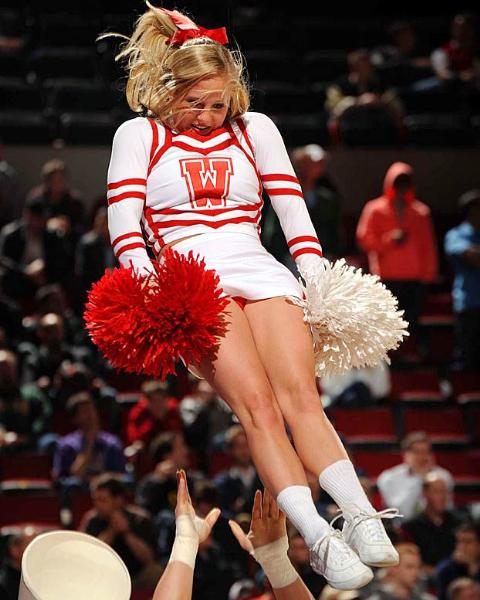 Ulusal Yüksekokul Atletler Birliği yani NCAA tarafından düzenlenen, Amerika'da Mart Çılgınlığı (March Madness) olarak bilinen Üniversitelerarası Basketbol Şampiyonası her zaman olduğu gibi yine Mart'ta başladı. NCAA'in düzenlediği ve ilki 1939'da yapılan turnuvada 65 üniversitenin basketbol takımı yer alıyor.  - Amerika'nın en çok takip edilen organizasyonlarından biri olan ve Mart'ta düzenlendiği için "Mart Çılgınlığı" adını alan, kaybedenin elendiği bir sistemle düzenlenen turnuvada, son dört takım kaldığında başlayan Son Dörtlü yani Final Four Amerika'da adeta hayatı durduruyor.  - En son Kansas Jayhawks'ın kazandığı turnuvayı, UCLA Bruins 11 kez ile en çok kazanan ekip. Amerika'da üç televizyon kanalı tarafından yayınlanan maçların en çok ilgi çeken unsurlarından biri de her takımın kendi cheerleader ekipleri tarafından düzenlenen birbirinden güzel şovları.