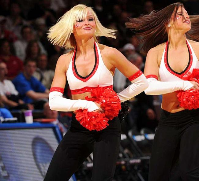 Ulusal Yüksekokul Atletler Birliği yani NCAA tarafından düzenlenen, Amerika'da Mart Çılgınlığı (March Madness) olarak bilinen Üniversitelerarası Basketbol Şampiyonası her zaman olduğu gibi yine Mart'ta başladı. NCAA'in düzenlediği ve ilki 1939'da yapılan turnuvada 65 üniversitenin basketbol takımı yer alıyor.  - Amerika'nın en çok takip edilen organizasyonlarından biri olan ve Mart'ta düzenlendiği için "Mart Çılgınlığı" adını alan, kaybedenin elendiği bir sistemle düzenlenen turnuvada, son dört takım kaldığında başlayan Son Dörtlü yani Final Four Amerika'da adeta hayatı durduruyor.  - En son Kansas Jayhawks'ın kazandığı turnuvayı, UCLA Bruins 11 kez ile en çok kazanan ekip. Amerika'da üç televizyon kanalı tarafından yayınlanan maçların en çok ilgi çeken unsurlarından biri de her takımın kendi cheerleader ekipleri tarafından düzenlenen birbirinden güzel şovları.