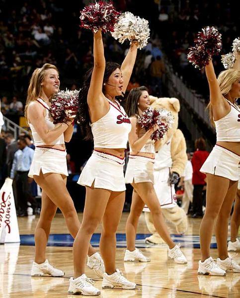 Ulusal Yüksekokul Atletler Birliği yani NCAA tarafından düzenlenen, Amerika'da Mart Çılgınlığı (March Madness) olarak bilinen Üniversitelerarası Basketbol Şampiyonası her zaman olduğu gibi yine Mart'ta başladı. NCAA'in düzenlediği ve ilki 1939'da yapılan turnuvada 65 üniversitenin basketbol takımı yer alıyor.  - Amerika'nın en çok takip edilen organizasyonlarından biri olan ve Mart'ta düzenlendiği için "Mart Çılgınlığı" adını alan, kaybedenin elendiği bir sistemle düzenlenen turnuvada, son dört takım kaldığında başlayan Son Dörtlü yani Final Four Amerika'da adeta hayatı durduruyor.  - En son Kansas Jayhawks'ın kazandığı turnuvayı, UCLA Bruins 11 kez ile en çok kazanan ekip. Amerika'da üç televizyon kanalı tarafından yayınlanan maçların en çok ilgi çeken unsurlarından biri de her takımın kendi cheerleader ekipleri tarafından düzenlenen birbirinden güzel şovları.