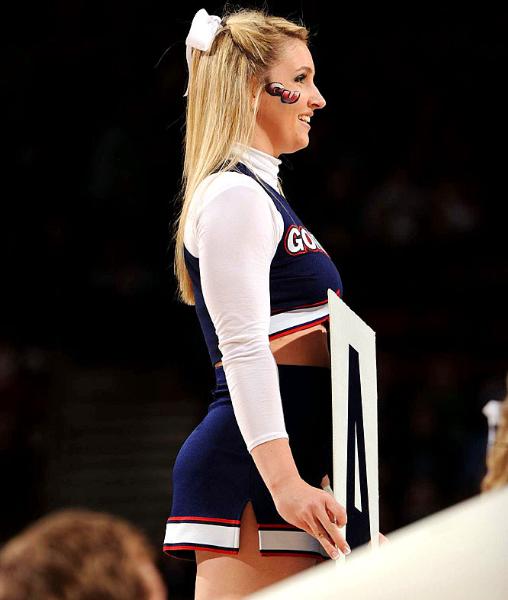 Ulusal Yüksekokul Atletler Birliği yani NCAA tarafından düzenlenen, Amerika'da Mart Çılgınlığı (March Madness) olarak bilinen Üniversitelerarası Basketbol Şampiyonası her zaman olduğu gibi yine Mart'ta başladı. NCAA'in düzenlediği ve ilki 1939'da yapılan turnuvada 65 üniversitenin basketbol takımı yer alıyor.  - Amerika'nın en çok takip edilen organizasyonlarından biri olan ve Mart'ta düzenlendiği için "Mart Çılgınlığı" adını alan, kaybedenin elendiği bir sistemle düzenlenen turnuvada, son dört takım kaldığında başlayan Son Dörtlü yani Final Four Amerika'da adeta hayatı durduruyor.  - En son Kansas Jayhawks'ın kazandığı turnuvayı, UCLA Bruins 11 kez ile en çok kazanan ekip. Amerika'da üç televizyon kanalı tarafından yayınlanan maçların en çok ilgi çeken unsurlarından biri de her takımın kendi cheerleader ekipleri tarafından düzenlenen birbirinden güzel şovları.