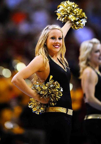 Ulusal Yüksekokul Atletler Birliği yani NCAA tarafından düzenlenen, Amerika'da Mart Çılgınlığı (March Madness) olarak bilinen Üniversitelerarası Basketbol Şampiyonası her zaman olduğu gibi yine Mart'ta başladı. NCAA'in düzenlediği ve ilki 1939'da yapılan turnuvada 65 üniversitenin basketbol takımı yer alıyor.  - Amerika'nın en çok takip edilen organizasyonlarından biri olan ve Mart'ta düzenlendiği için "Mart Çılgınlığı" adını alan, kaybedenin elendiği bir sistemle düzenlenen turnuvada, son dört takım kaldığında başlayan Son Dörtlü yani Final Four Amerika'da adeta hayatı durduruyor.  - En son Kansas Jayhawks'ın kazandığı turnuvayı, UCLA Bruins 11 kez ile en çok kazanan ekip. Amerika'da üç televizyon kanalı tarafından yayınlanan maçların en çok ilgi çeken unsurlarından biri de her takımın kendi cheerleader ekipleri tarafından düzenlenen birbirinden güzel şovları.