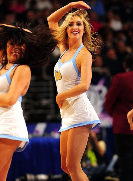 Ulusal Yüksekokul Atletler Birliği yani NCAA tarafından düzenlenen, Amerika'da Mart Çılgınlığı (March Madness) olarak bilinen Üniversitelerarası Basketbol Şampiyonası her zaman olduğu gibi yine Mart'ta başladı. NCAA'in düzenlediği ve ilki 1939'da yapılan turnuvada 65 üniversitenin basketbol takımı yer alıyor.  - Amerika'nın en çok takip edilen organizasyonlarından biri olan ve Mart'ta düzenlendiği için "Mart Çılgınlığı" adını alan, kaybedenin elendiği bir sistemle düzenlenen turnuvada, son dört takım kaldığında başlayan Son Dörtlü yani Final Four Amerika'da adeta hayatı durduruyor.  - En son Kansas Jayhawks'ın kazandığı turnuvayı, UCLA Bruins 11 kez ile en çok kazanan ekip. Amerika'da üç televizyon kanalı tarafından yayınlanan maçların en çok ilgi çeken unsurlarından biri de her takımın kendi cheerleader ekipleri tarafından düzenlenen birbirinden güzel şovları.