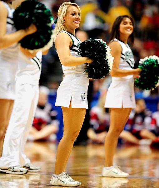 Ulusal Yüksekokul Atletler Birliği yani NCAA tarafından düzenlenen, Amerika'da Mart Çılgınlığı (March Madness) olarak bilinen Üniversitelerarası Basketbol Şampiyonası her zaman olduğu gibi yine Mart'ta başladı. NCAA'in düzenlediği ve ilki 1939'da yapılan turnuvada 65 üniversitenin basketbol takımı yer alıyor.  - Amerika'nın en çok takip edilen organizasyonlarından biri olan ve Mart'ta düzenlendiği için "Mart Çılgınlığı" adını alan, kaybedenin elendiği bir sistemle düzenlenen turnuvada, son dört takım kaldığında başlayan Son Dörtlü yani Final Four Amerika'da adeta hayatı durduruyor.  - En son Kansas Jayhawks'ın kazandığı turnuvayı, UCLA Bruins 11 kez ile en çok kazanan ekip. Amerika'da üç televizyon kanalı tarafından yayınlanan maçların en çok ilgi çeken unsurlarından biri de her takımın kendi cheerleader ekipleri tarafından düzenlenen birbirinden güzel şovları.