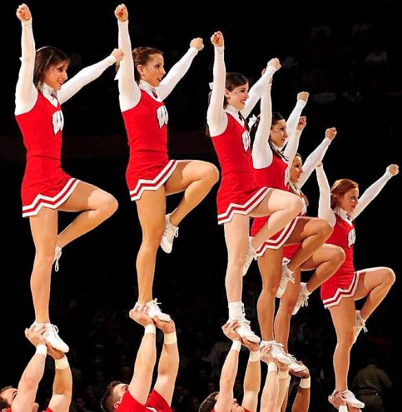 Ulusal Yüksekokul Atletler Birliği yani NCAA tarafından düzenlenen, Amerika'da Mart Çılgınlığı (March Madness) olarak bilinen Üniversitelerarası Basketbol Şampiyonası her zaman olduğu gibi yine Mart'ta başladı. NCAA'in düzenlediği ve ilki 1939'da yapılan turnuvada 65 üniversitenin basketbol takımı yer alıyor.  - Amerika'nın en çok takip edilen organizasyonlarından biri olan ve Mart'ta düzenlendiği için "Mart Çılgınlığı" adını alan, kaybedenin elendiği bir sistemle düzenlenen turnuvada, son dört takım kaldığında başlayan Son Dörtlü yani Final Four Amerika'da adeta hayatı durduruyor.  - En son Kansas Jayhawks'ın kazandığı turnuvayı, UCLA Bruins 11 kez ile en çok kazanan ekip. Amerika'da üç televizyon kanalı tarafından yayınlanan maçların en çok ilgi çeken unsurlarından biri de her takımın kendi cheerleader ekipleri tarafından düzenlenen birbirinden güzel şovları.