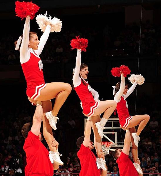 Ulusal Yüksekokul Atletler Birliği yani NCAA tarafından düzenlenen, Amerika'da Mart Çılgınlığı (March Madness) olarak bilinen Üniversitelerarası Basketbol Şampiyonası her zaman olduğu gibi yine Mart'ta başladı. NCAA'in düzenlediği ve ilki 1939'da yapılan turnuvada 65 üniversitenin basketbol takımı yer alıyor.  - Amerika'nın en çok takip edilen organizasyonlarından biri olan ve Mart'ta düzenlendiği için "Mart Çılgınlığı" adını alan, kaybedenin elendiği bir sistemle düzenlenen turnuvada, son dört takım kaldığında başlayan Son Dörtlü yani Final Four Amerika'da adeta hayatı durduruyor.  - En son Kansas Jayhawks'ın kazandığı turnuvayı, UCLA Bruins 11 kez ile en çok kazanan ekip. Amerika'da üç televizyon kanalı tarafından yayınlanan maçların en çok ilgi çeken unsurlarından biri de her takımın kendi cheerleader ekipleri tarafından düzenlenen birbirinden güzel şovları.