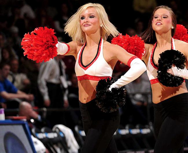 Ulusal Yüksekokul Atletler Birliği yani NCAA tarafından düzenlenen, Amerika'da Mart Çılgınlığı (March Madness) olarak bilinen Üniversitelerarası Basketbol Şampiyonası her zaman olduğu gibi yine Mart'ta başladı. NCAA'in düzenlediği ve ilki 1939'da yapılan turnuvada 65 üniversitenin basketbol takımı yer alıyor.  - Amerika'nın en çok takip edilen organizasyonlarından biri olan ve Mart'ta düzenlendiği için "Mart Çılgınlığı" adını alan, kaybedenin elendiği bir sistemle düzenlenen turnuvada, son dört takım kaldığında başlayan Son Dörtlü yani Final Four Amerika'da adeta hayatı durduruyor.  - En son Kansas Jayhawks'ın kazandığı turnuvayı, UCLA Bruins 11 kez ile en çok kazanan ekip. Amerika'da üç televizyon kanalı tarafından yayınlanan maçların en çok ilgi çeken unsurlarından biri de her takımın kendi cheerleader ekipleri tarafından düzenlenen birbirinden güzel şovları.