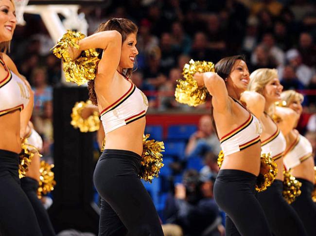 Ulusal Yüksekokul Atletler Birliği yani NCAA tarafından düzenlenen, Amerika'da Mart Çılgınlığı (March Madness) olarak bilinen Üniversitelerarası Basketbol Şampiyonası her zaman olduğu gibi yine Mart'ta başladı. NCAA'in düzenlediği ve ilki 1939'da yapılan turnuvada 65 üniversitenin basketbol takımı yer alıyor.  - Amerika'nın en çok takip edilen organizasyonlarından biri olan ve Mart'ta düzenlendiği için "Mart Çılgınlığı" adını alan, kaybedenin elendiği bir sistemle düzenlenen turnuvada, son dört takım kaldığında başlayan Son Dörtlü yani Final Four Amerika'da adeta hayatı durduruyor.  - En son Kansas Jayhawks'ın kazandığı turnuvayı, UCLA Bruins 11 kez ile en çok kazanan ekip. Amerika'da üç televizyon kanalı tarafından yayınlanan maçların en çok ilgi çeken unsurlarından biri de her takımın kendi cheerleader ekipleri tarafından düzenlenen birbirinden güzel şovları.