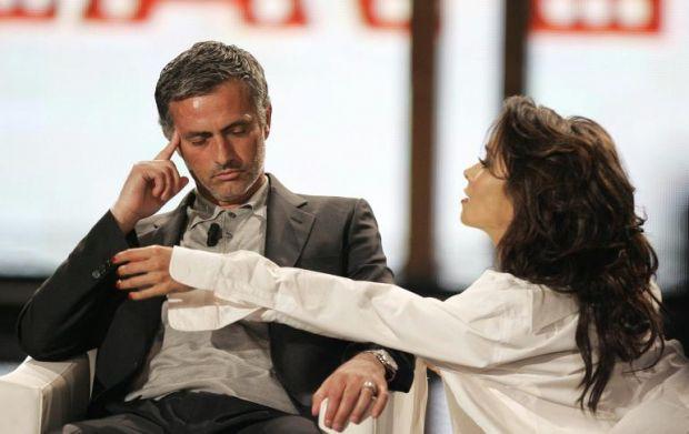 Ne Milan ne de Juventus karşısında bu kadar zor anlar yaşadı! İtalya Ligi Serie A'da şampiyonluğa oynayan Inter'de Teknik Direktör Jose Mourinho "Chiambretti Night" isimli televizyon programına konuk oldu ve takımının son durumuyla ilgili sorulara cevap vermek için elinden geleni yaptı. Ancak Mourinho'yu ne Inter'le ilgili sorular ne de kendi kariyeri hakkında merak edilenler zorladı. Soğuk kanlı yapısıyla tanınan Portekizli çalıştırıcı zorlu dakikaları dansçı kızların şovu sırasında yaşarken kimi zaman gözünü kaçırdı kimi zaman da dansçı kızın kendisine sarılması karşısında karizmasını korumak için terledi.