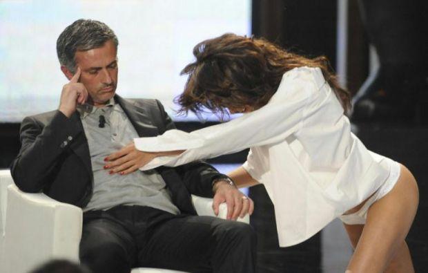 Ne Milan ne de Juventus karşısında bu kadar zor anlar yaşadı! İtalya Ligi Serie A'da şampiyonluğa oynayan Inter'de Teknik Direktör Jose Mourinho "Chiambretti Night" isimli televizyon programına konuk oldu ve takımının son durumuyla ilgili sorulara cevap vermek için elinden geleni yaptı. Ancak Mourinho'yu ne Inter'le ilgili sorular ne de kendi kariyeri hakkında merak edilenler zorladı. Soğuk kanlı yapısıyla tanınan Portekizli çalıştırıcı zorlu dakikaları dansçı kızların şovu sırasında yaşarken kimi zaman gözünü kaçırdı kimi zaman da dansçı kızın kendisine sarılması karşısında karizmasını korumak için terledi.