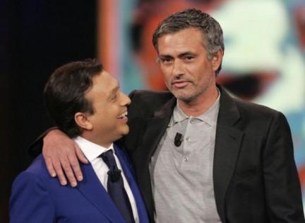 Ne Milan ne de Juventus karşısında bu kadar zor anlar yaşadı! İtalya Ligi Serie A'da şampiyonluğa oynayan Inter'de Teknik Direktör Jose Mourinho "Chiambretti Night" isimli televizyon programına konuk oldu ve takımının son durumuyla ilgili sorulara cevap vermek için elinden geleni yaptı. Ancak Mourinho'yu ne Inter'le ilgili sorular ne de kendi kariyeri hakkında merak edilenler zorladı. Soğuk kanlı yapısıyla tanınan Portekizli çalıştırıcı zorlu dakikaları dansçı kızların şovu sırasında yaşarken kimi zaman gözünü kaçırdı kimi zaman da dansçı kızın kendisine sarılması karşısında karizmasını korumak için terledi.