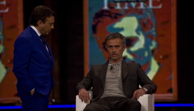 Ne Milan ne de Juventus karşısında bu kadar zor anlar yaşadı! İtalya Ligi Serie A'da şampiyonluğa oynayan Inter'de Teknik Direktör Jose Mourinho "Chiambretti Night" isimli televizyon programına konuk oldu ve takımının son durumuyla ilgili sorulara cevap vermek için elinden geleni yaptı. Ancak Mourinho'yu ne Inter'le ilgili sorular ne de kendi kariyeri hakkında merak edilenler zorladı. Soğuk kanlı yapısıyla tanınan Portekizli çalıştırıcı zorlu dakikaları dansçı kızların şovu sırasında yaşarken kimi zaman gözünü kaçırdı kimi zaman da dansçı kızın kendisine sarılması karşısında karizmasını korumak için terledi.