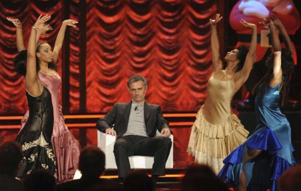 Ne Milan ne de Juventus karşısında bu kadar zor anlar yaşadı! İtalya Ligi Serie A'da şampiyonluğa oynayan Inter'de Teknik Direktör Jose Mourinho "Chiambretti Night" isimli televizyon programına konuk oldu ve takımının son durumuyla ilgili sorulara cevap vermek için elinden geleni yaptı. Ancak Mourinho'yu ne Inter'le ilgili sorular ne de kendi kariyeri hakkında merak edilenler zorladı. Soğuk kanlı yapısıyla tanınan Portekizli çalıştırıcı zorlu dakikaları dansçı kızların şovu sırasında yaşarken kimi zaman gözünü kaçırdı kimi zaman da dansçı kızın kendisine sarılması karşısında karizmasını korumak için terledi.