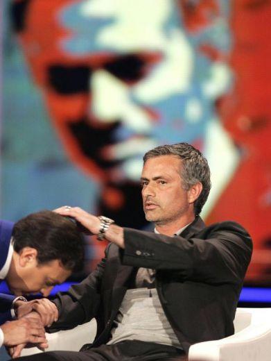 Ne Milan ne de Juventus karşısında bu kadar zor anlar yaşadı! İtalya Ligi Serie A'da şampiyonluğa oynayan Inter'de Teknik Direktör Jose Mourinho "Chiambretti Night" isimli televizyon programına konuk oldu ve takımının son durumuyla ilgili sorulara cevap vermek için elinden geleni yaptı. Ancak Mourinho'yu ne Inter'le ilgili sorular ne de kendi kariyeri hakkında merak edilenler zorladı. Soğuk kanlı yapısıyla tanınan Portekizli çalıştırıcı zorlu dakikaları dansçı kızların şovu sırasında yaşarken kimi zaman gözünü kaçırdı kimi zaman da dansçı kızın kendisine sarılması karşısında karizmasını korumak için terledi.