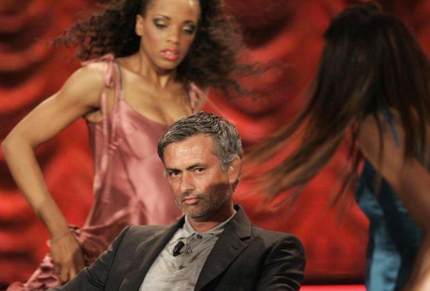 Ne Milan ne de Juventus karşısında bu kadar zor anlar yaşadı! İtalya Ligi Serie A'da şampiyonluğa oynayan Inter'de Teknik Direktör Jose Mourinho "Chiambretti Night" isimli televizyon programına konuk oldu ve takımının son durumuyla ilgili sorulara cevap vermek için elinden geleni yaptı. Ancak Mourinho'yu ne Inter'le ilgili sorular ne de kendi kariyeri hakkında merak edilenler zorladı. Soğuk kanlı yapısıyla tanınan Portekizli çalıştırıcı zorlu dakikaları dansçı kızların şovu sırasında yaşarken kimi zaman gözünü kaçırdı kimi zaman da dansçı kızın kendisine sarılması karşısında karizmasını korumak için terledi.