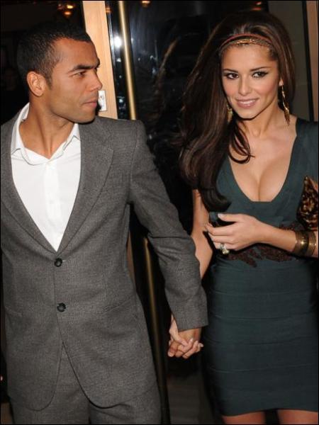 Futbolcu eşleri arasında zerafeti ve yetenekleriyle ön plana çıkan Cheryl Ann Cole, FHM'in düzenlediği yarışmada, topladığı oylarla "2009'da Dünyanın en seksi kadını" seçildi. -  - Chelsea'nin yıldız ismi Ashley Cole'un eşi olan 1983 doğumlu Tweedy lakaplı Cheryl Cole ünlü İngiliz müzik grubu Girls Aloud'un bir üyesi. 2008'de İngiliz X Factor'de jürilik yapmış olan Cole FHM'in yarışmasında, Freida Pinto, Anna Friel, Kristin Kreuk, Elisha Cuthbert, Adriana Lima, Keeley Hazell, Britney Spears, Jessica Alba ve Megan Fox gibi isimleri geride bıraktı.