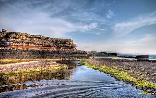 KEFKENİstanbul'a 160 km uzaklıkta. Kefken aslında bir balıkçı kasabası. Kefken merkeze geldiğinizde, limanı ve balıkçı teknelerini karşınızda buluyorsunuz. Kefken yakınlarında bulunan koylar ise bakirliği ile cezp edicidirler. Özellikle Cebeci kumsalı ile bir tatil beldesi özelliği taşımaktadır