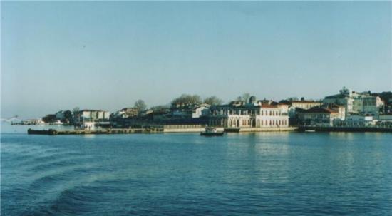 BÜYÜKADABüyükada, yabancılar tarafından Prens Adaları olarak da bilinen İstanbul açıklarındaki adaların en büyüğüdür. Eski adı Prinkipo'dur."Prinkipo" Rumca'da "Prens" anlamına gelmektedir. İDO'nun sıkça seferleri bulunmaktadır.