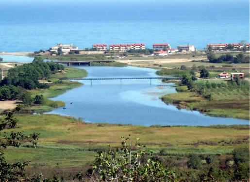 KARASUİstanbull'a 280 km uzalıkta. Karasu denince akla ilk gelen uzun ve geniş kumsalı, Yakın bölgede yaşayanların yazları denize girmek için tercih ettikleri yerlerin başında Karasu gelir. Özellikler hafta sonları Karasu Plajı tam bir panayır yerine dönmektedir.