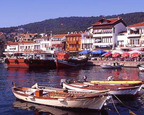 BURGAZADABazıları için dört mevsimini yaşamak, bazıları için kaçamak, bazıları için balık, bazıları için orman, uzun yürüyüşler ya da sadece huzur veya biraz romantizm