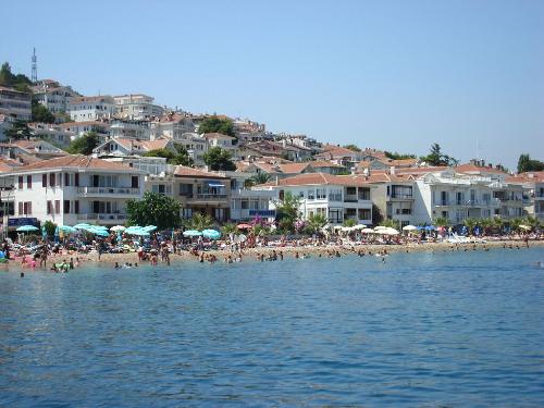 KINALIADAKınalıada, İstanbul Adaları içinde en küçüklerinden biridir. 1500X1100 kilometre büyüklüğündedir. Kınalıada ismini, üzeri makilerle kaplı olduğu dönemlerde uzaktan kızıla çalan bir görünüme bürünmesi nedeniyle almıştır. Çınar Tepesi, Teşvikiye Tepesi ve Manastır Tepesi olmak üzere üç tepesi vardır.