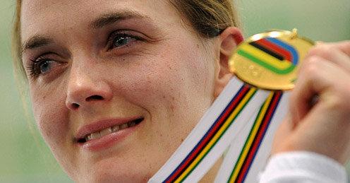 Dünya ve Olimpiyat Şampiyonu bisikletçi Victoria Pendleton 24 Eylül 1980'de doğdu. Bisiklet sporunda yakaladığı başarıyla zirveye yükselen sporcu güzelliğiyle de dikkat çekiyor. Bir çok önemli moda dergisine poz veren İngiliz sporcu en seksi sporculardan biri olarak görülüyor.  - Pendleton 2005, 2007, 2008 ve 2009'da sprint kategorisinde dünya şampiyonu olurken, 2008'deki Olimpiyat Oyunları'nda da altın madalya kazandı.